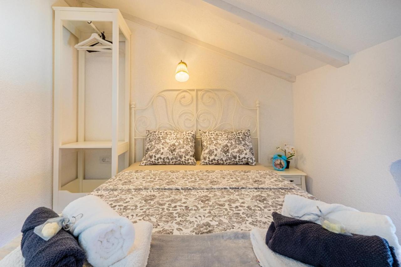 Apartments Rose Крес Екстериор снимка