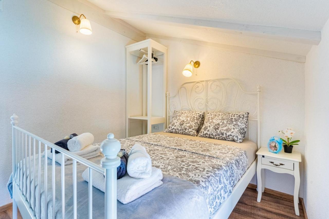 Apartments Rose Крес Екстериор снимка